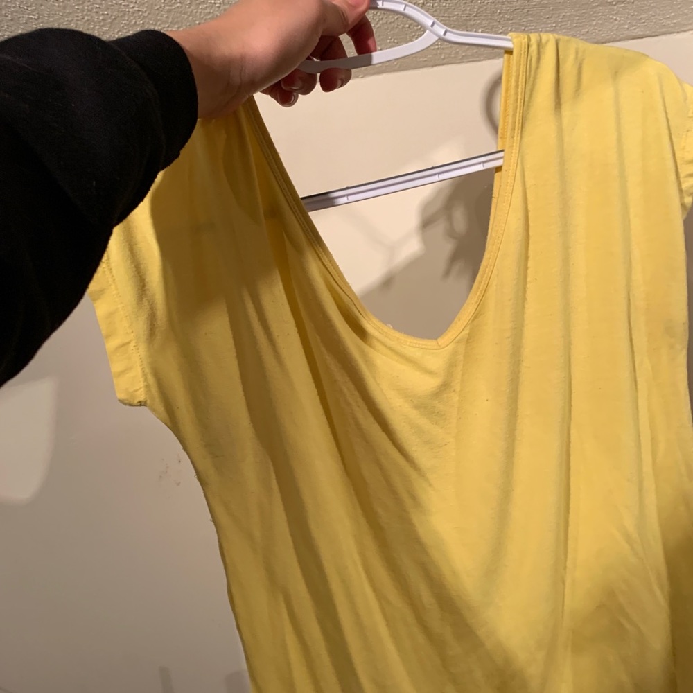 Light yellow low cut t-shirt - Picture 2 of 3